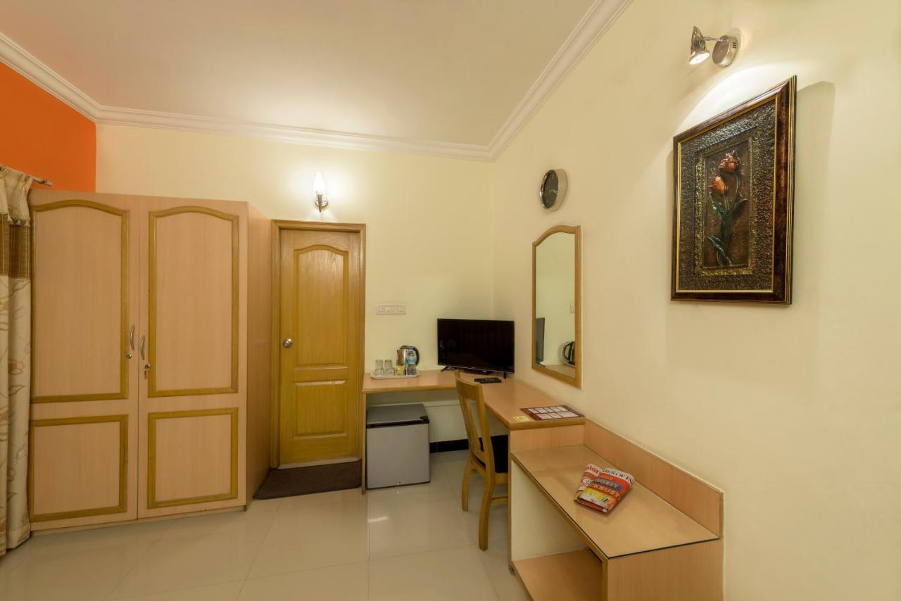 Hotel Raj Comforts -Golf View Bangalore Exterior photo