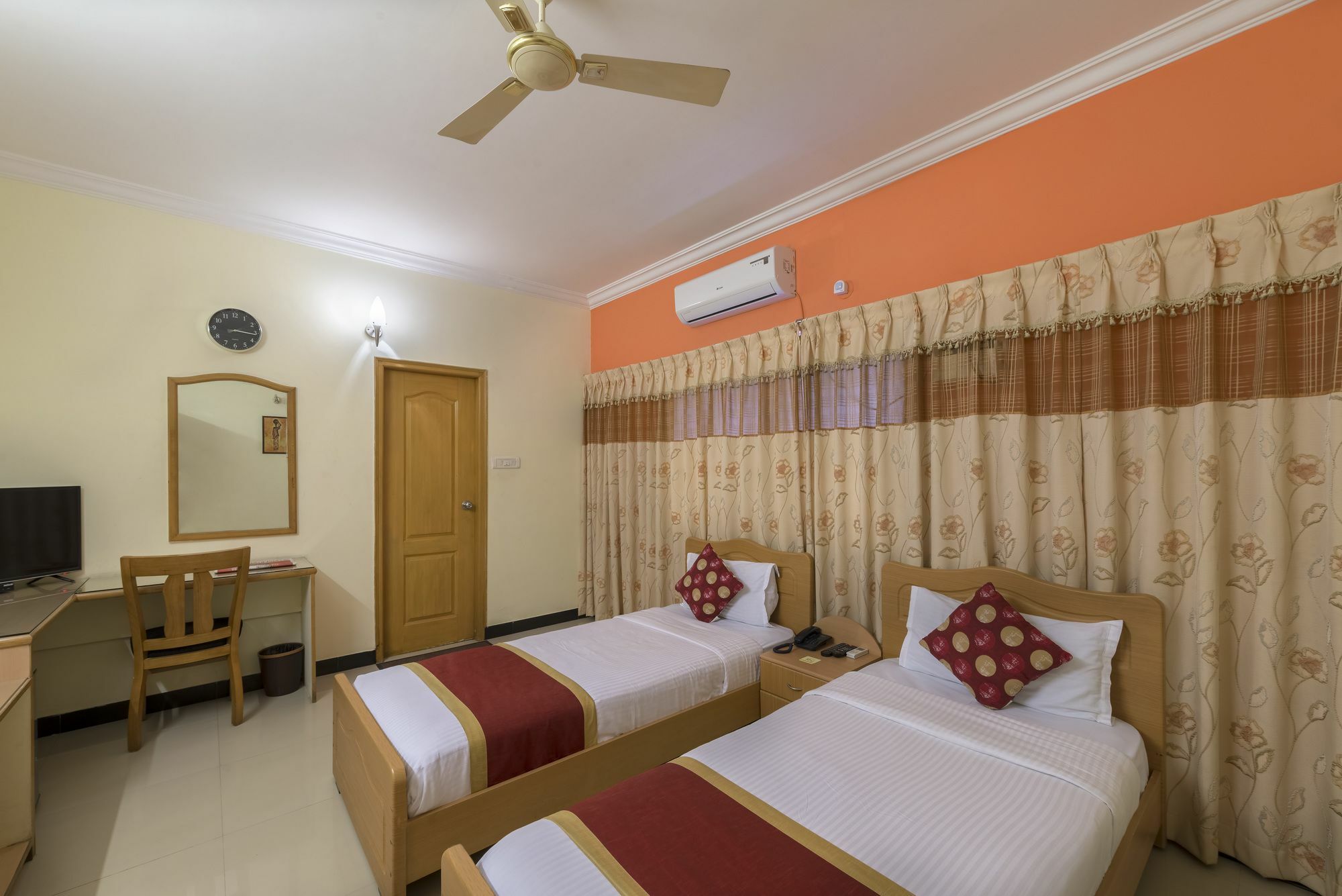Hotel Raj Comforts -Golf View Bangalore Exterior photo