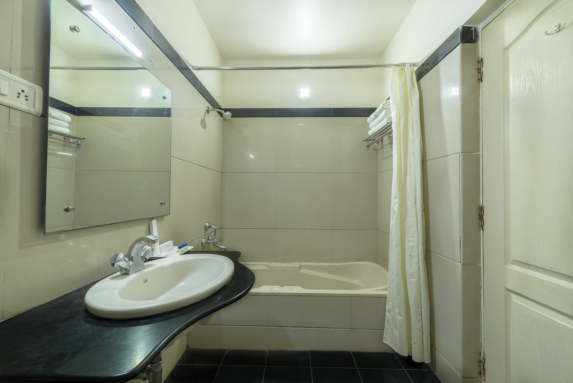 Hotel Raj Comforts -Golf View Bangalore Exterior photo